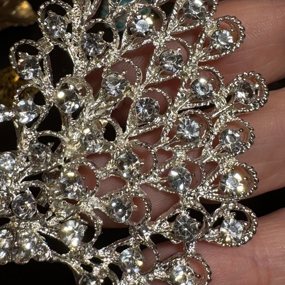 Stunning Silver Toned and Crystal Rhinestone Peacock Brooch - Picture 3 of 4